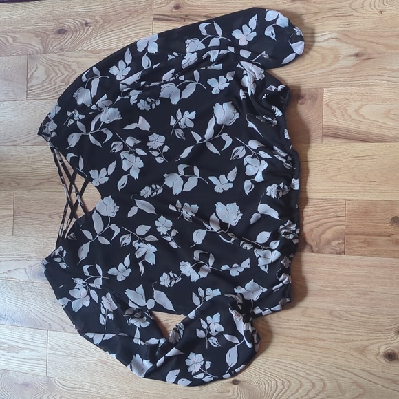 Torrid. Floral Print Crossback Banded Bottom Top. Size 0. - Picture 4 of 9